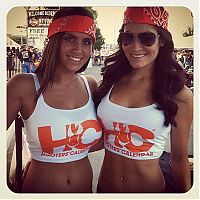 People & Humanity: hooters restaurant girls