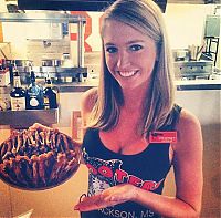 People & Humanity: hooters restaurant girls