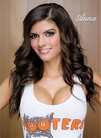 People & Humanity: hooters restaurant girls