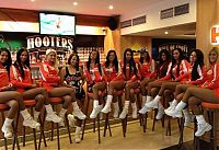 People & Humanity: hooters restaurant girls