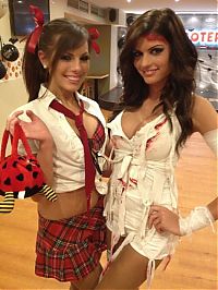 People & Humanity: hooters restaurant girls