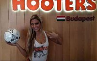 People & Humanity: hooters restaurant girls