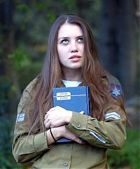 People & Humanity: army girls of israeli defense forces