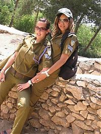 People & Humanity: army girls of israeli defense forces