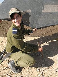 People & Humanity: army girls of israeli defense forces