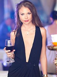 People & Humanity: nightlife party girls