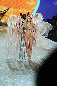 People & Humanity: 2013 Victoria's Secret Fashion show girl