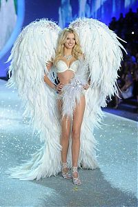 People & Humanity: 2013 Victoria's Secret Fashion show girl