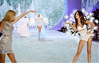 People & Humanity: 2013 Victoria's Secret Fashion show girl