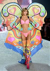 People & Humanity: 2013 Victoria's Secret Fashion show girl