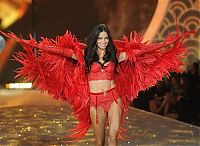 People & Humanity: 2013 Victoria's Secret Fashion show girl