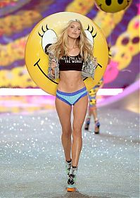 People & Humanity: 2013 Victoria's Secret Fashion show girl