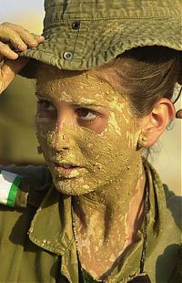 People & Humanity: army girls of israeli defense forces