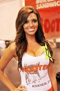 People & Humanity: hooters restaurant girls