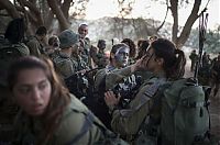 People & Humanity: army girls of israeli defense forces