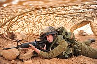 People & Humanity: army girls of israeli defense forces