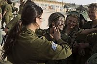 People & Humanity: army girls of israeli defense forces