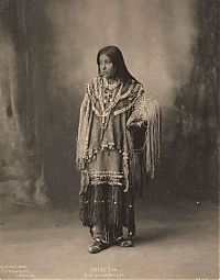 People & Humanity: native american girl