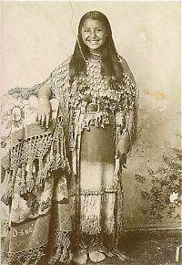 People & Humanity: native american girl