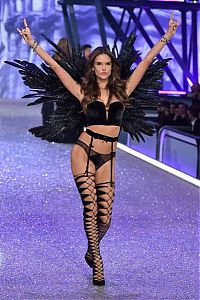 People & Humanity: 2016 Victoria's Secret Fashion show girl