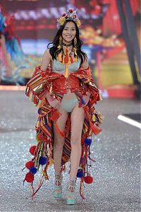 People & Humanity: 2016 Victoria's Secret Fashion show girl