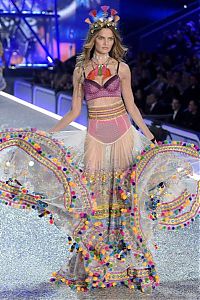 People & Humanity: 2016 Victoria's Secret Fashion show girl