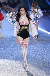 2016 Victoria's Secret Fashion show girl