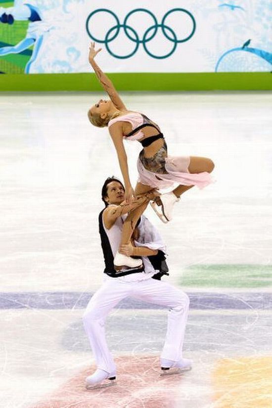 figure ice skating acrobats