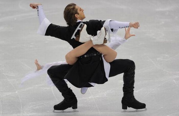 figure ice skating acrobats