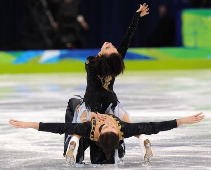 figure ice skating acrobats