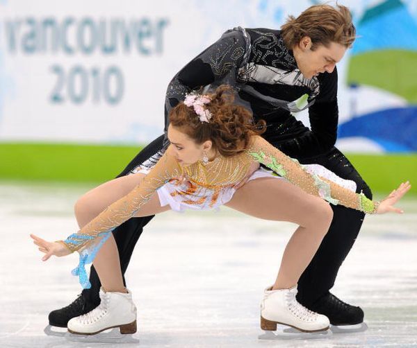 figure ice skating acrobats