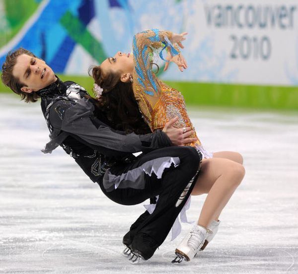 figure ice skating acrobats