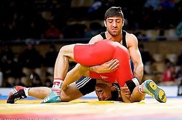 funny poses of wrestlers