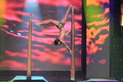 Mallakhamb, Asana  (yoga) on a pole