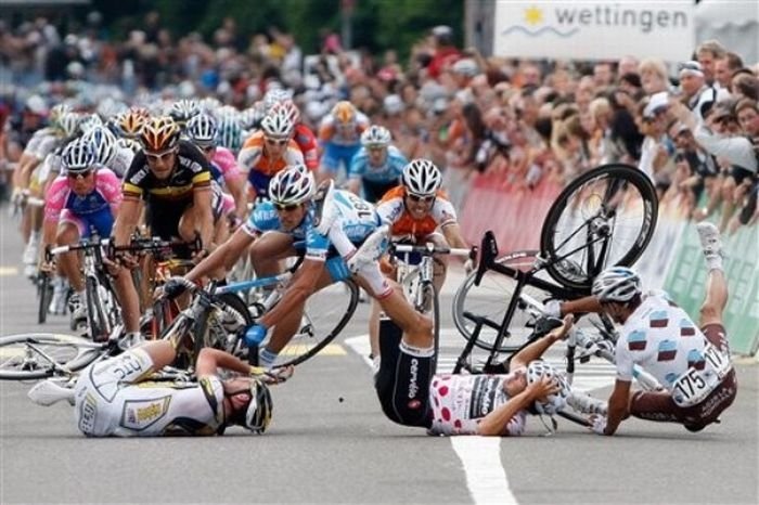 Stage 4 crash, 2010 Tour de Suisse