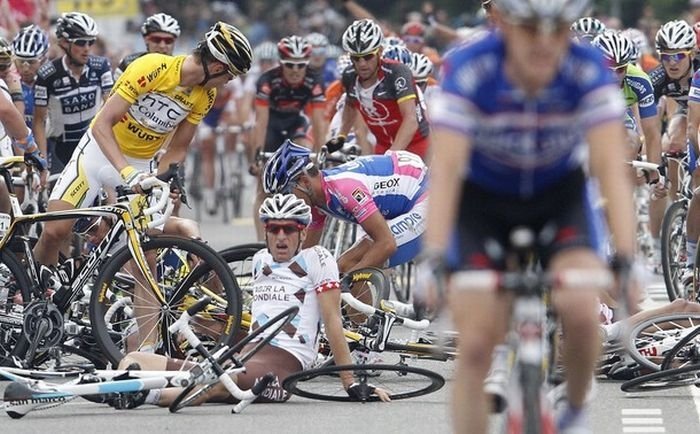 Stage 4 crash, 2010 Tour de Suisse