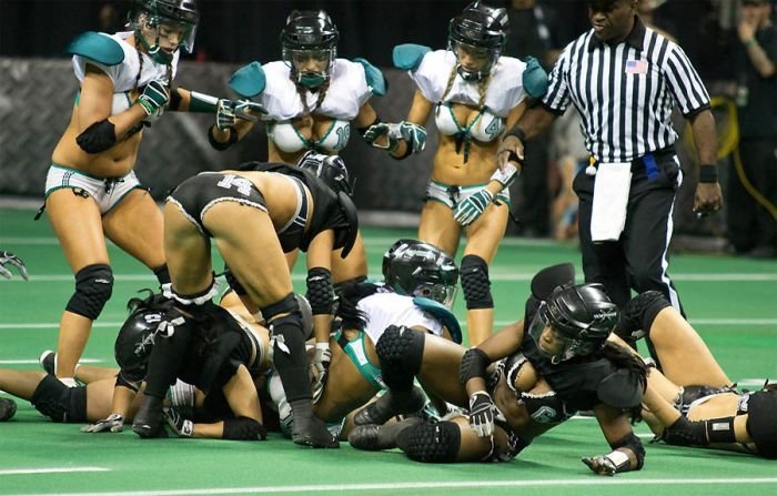 Lingerie Bowl girls