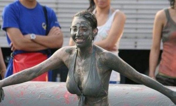 bikini girls mud wrestling