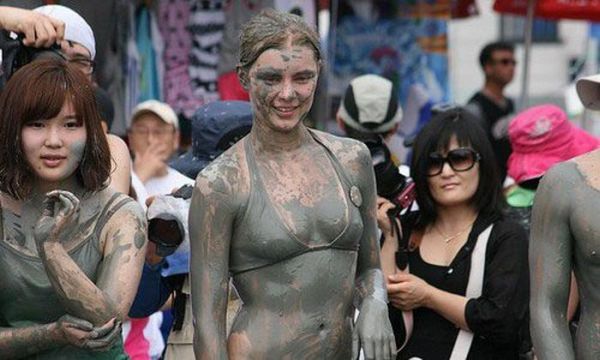 bikini girls mud wrestling