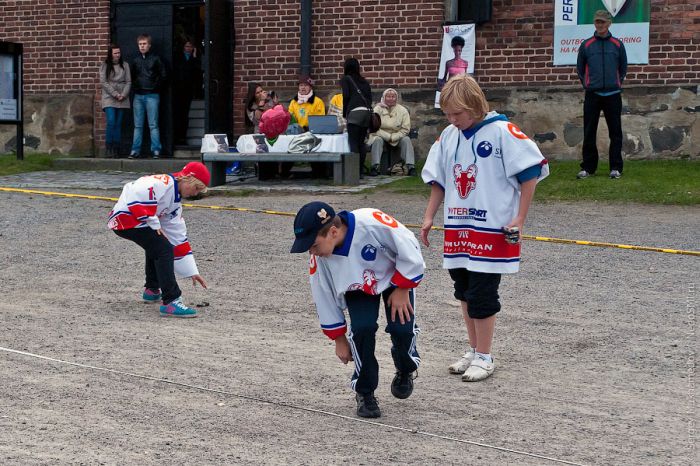 Mobile phone throwing, Finland