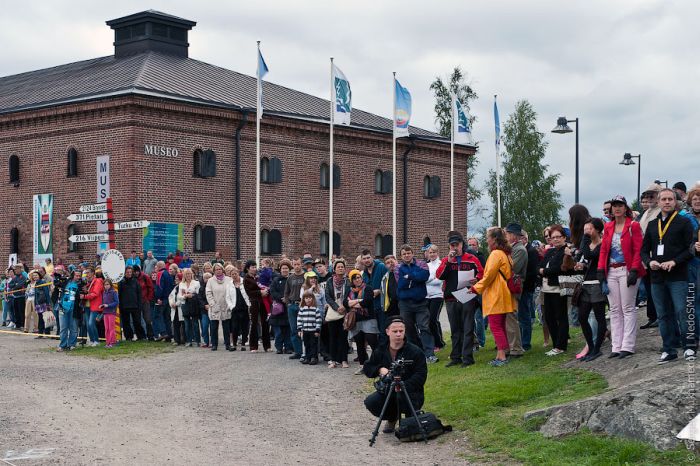 Mobile phone throwing, Finland