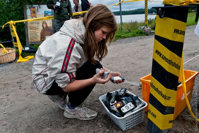 Mobile phone throwing, Finland