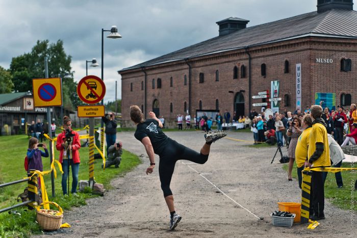 Mobile phone throwing, Finland