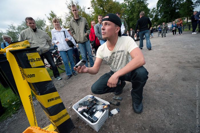 Mobile phone throwing, Finland