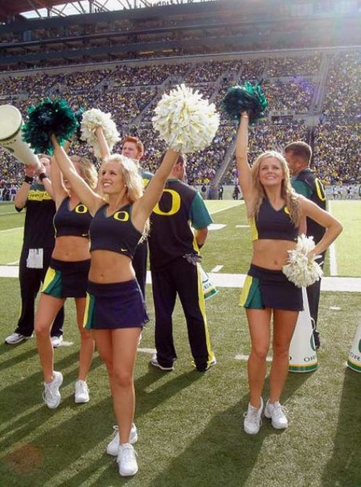 Oregon Ducks cheerleader girls