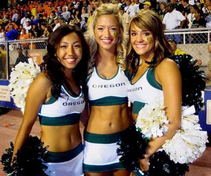 Oregon Ducks cheerleader girls