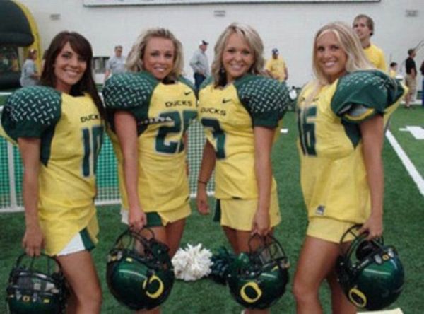 Oregon Ducks cheerleader girls