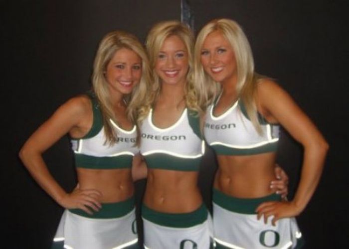 Oregon Ducks cheerleader girls