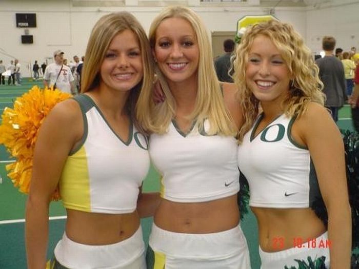 Oregon Ducks cheerleader girls