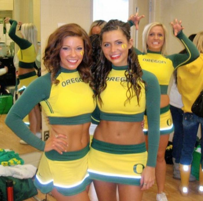 Oregon Ducks cheerleader girls